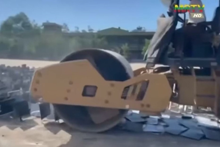 Myanmar: Thu giữ hàng nghìn thiết bị lừa đảo, xe lu nghiền nát răn đe- Ảnh 1.