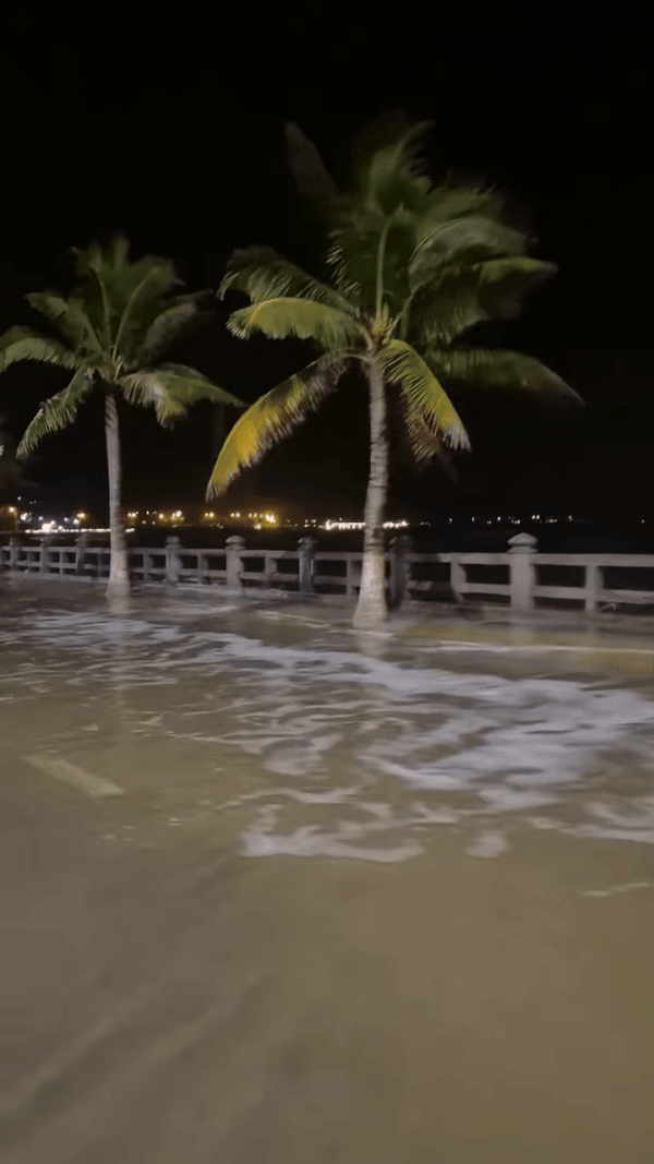 Ảnh, clip: Chuyện gì đã xảy ra với sóng biển Nha Trang trước bão số 15 Koto?- Ảnh 3.