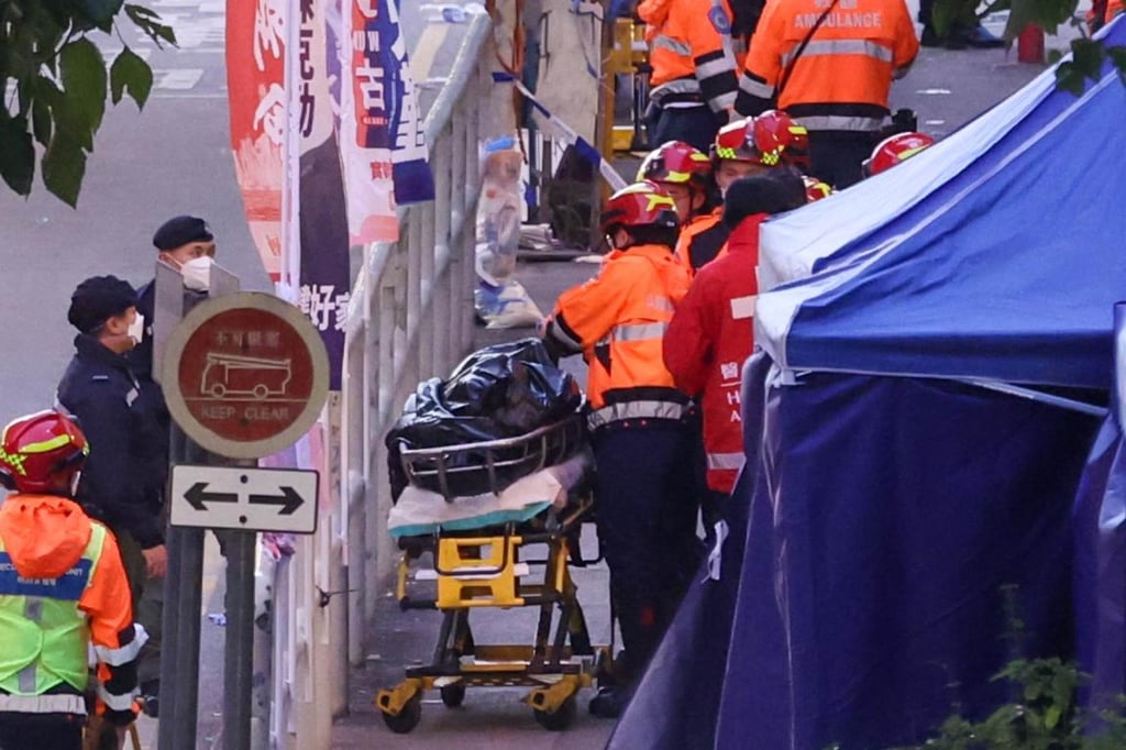 Thảm họa cháy chung cư ở Hong Kong: Số người chết tăng lên 94 - Ảnh 2. Thảm họa cháy chung cư ở Hong Kong: Số người chết tăng lên 94 - Ảnh 2.