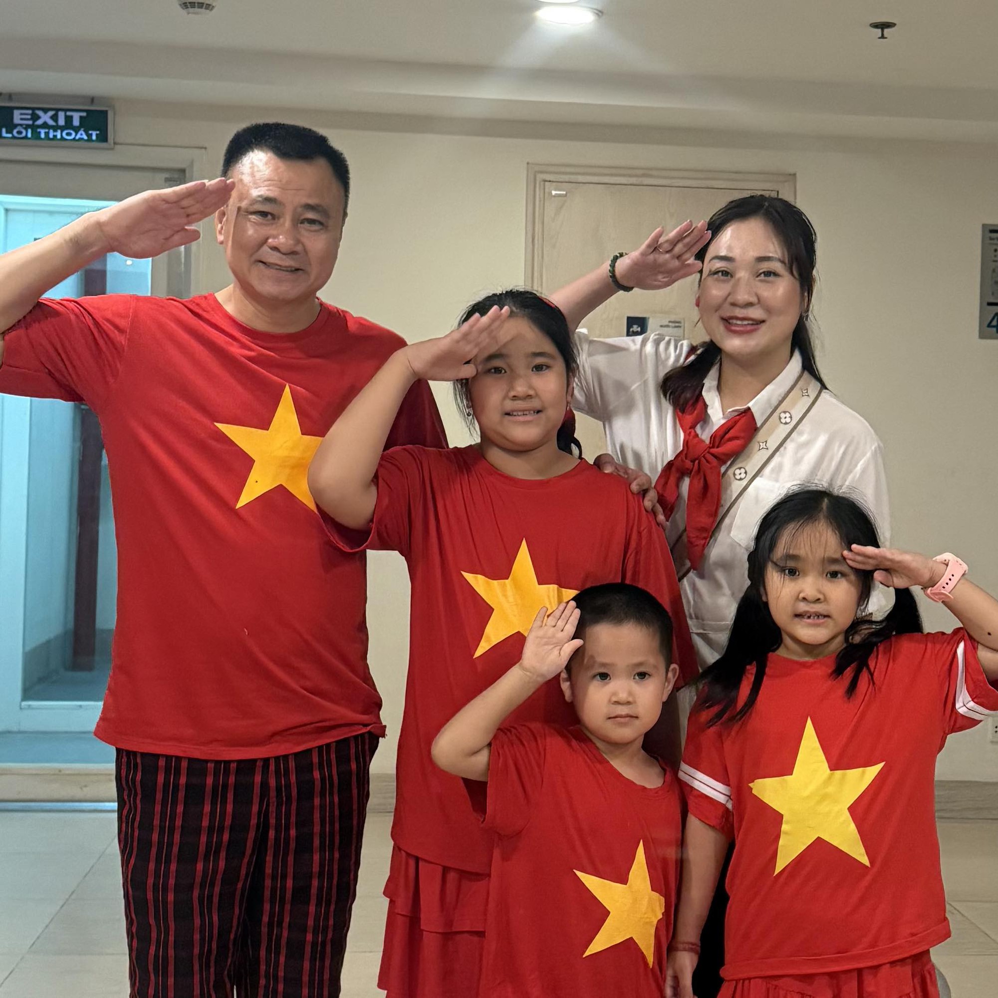 Nam Đại tá là NSND, Giám đốc Nhà hát Chèo Quân đội yêu vợ sâu đậm, hay đăng status "cảm ơn em"- Ảnh 2.