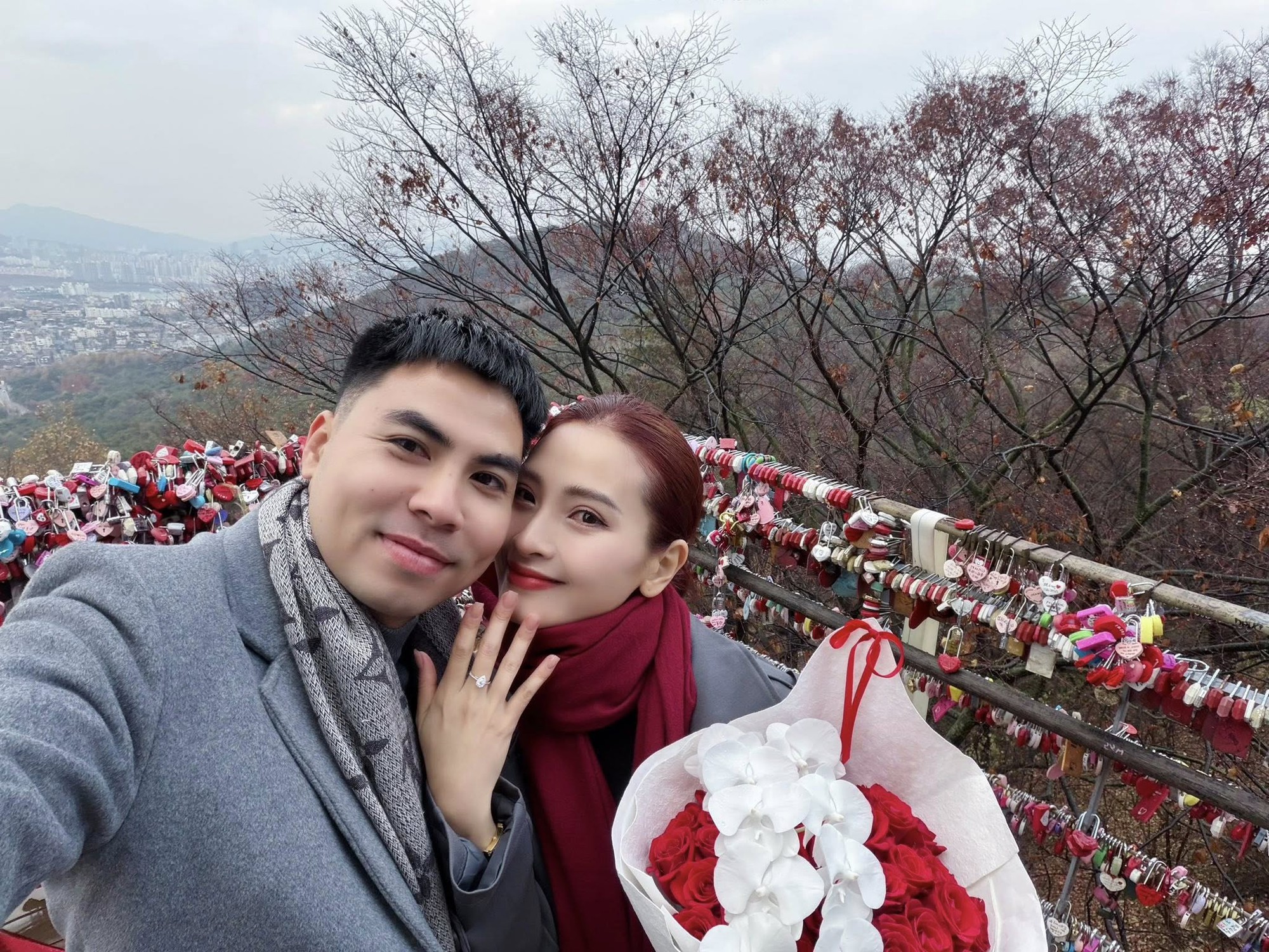 MC Huyền Trang Mù tạt được "hoàng tử ĐT Việt Nam" cầu hôn, hội cầu thủ Duy Mạnh, Xuân Trường phản ứng cực gắt - Ảnh 3.