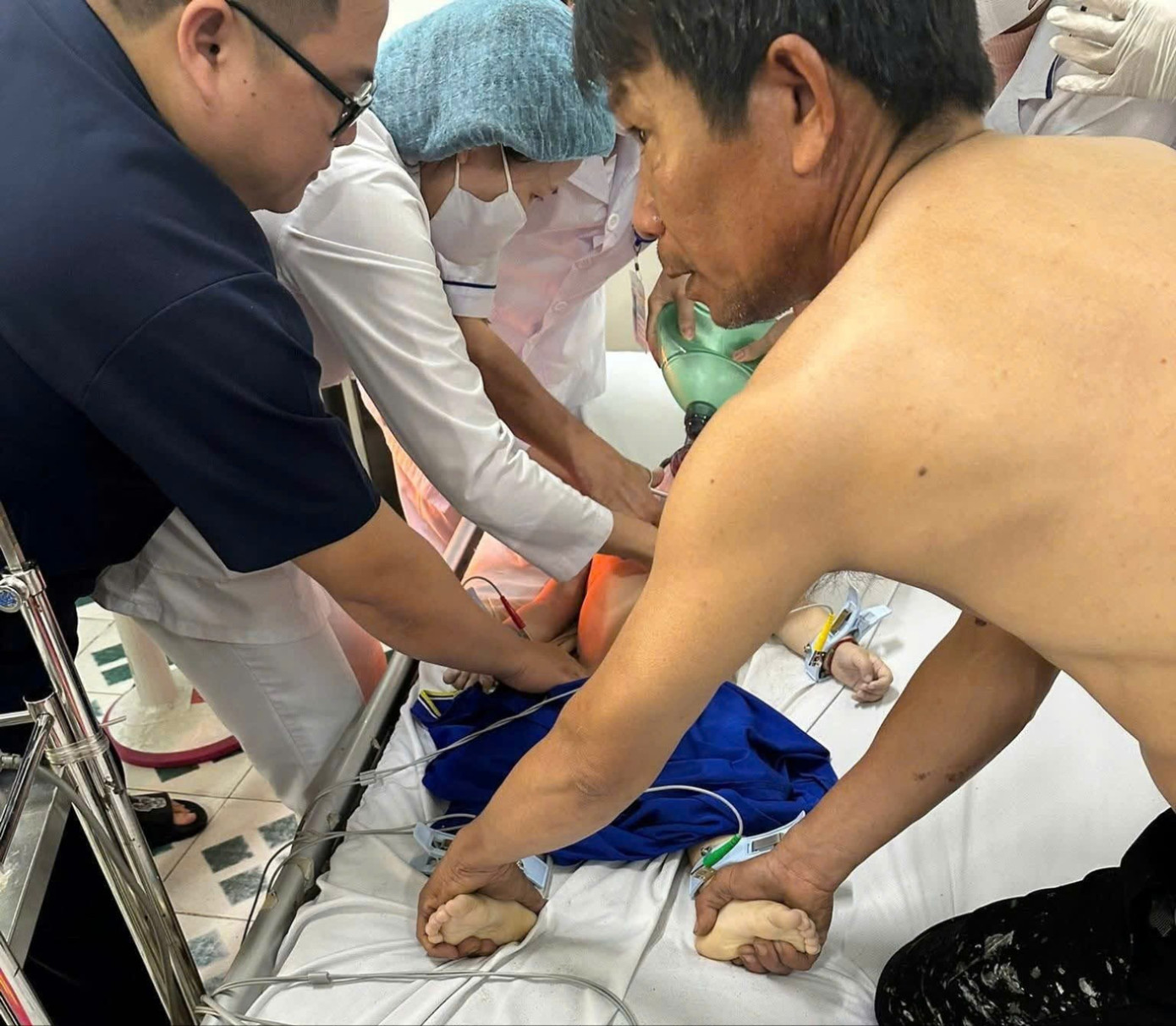 Vụ cha ôm con nhảy sông ở Quảng Ngãi gây chấn động và những hệ lụy pháp lý - Ảnh 4.