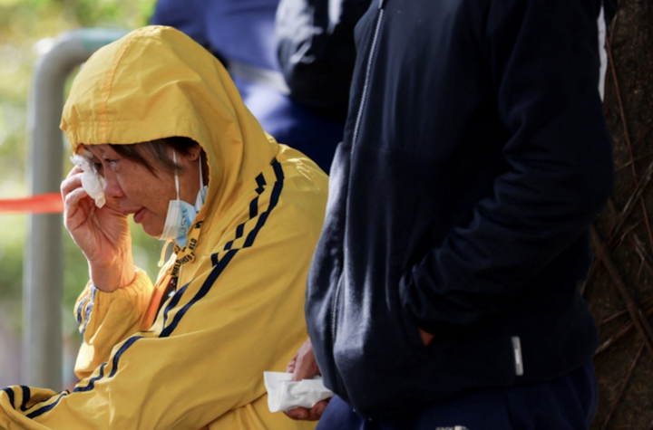 Thảm kịch cháy chung cư ở Hong Kong: Hàng trăm thi thể được đưa ra ngoài - Ảnh 3.
