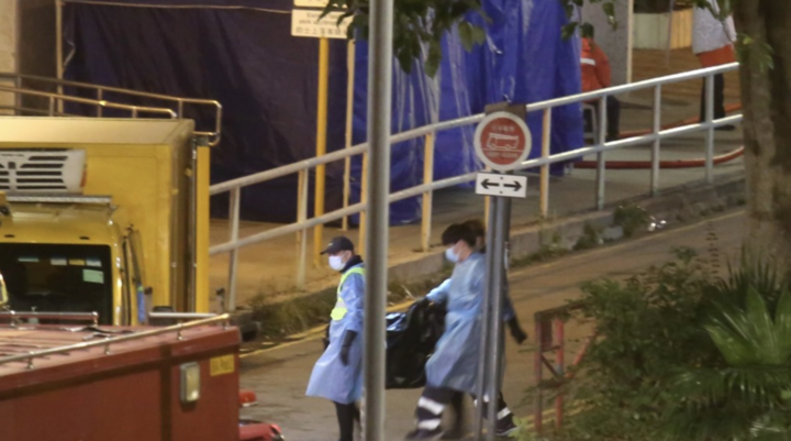 Thảm kịch cháy chung cư ở Hong Kong: Hàng trăm thi thể được đưa ra ngoài - Ảnh 1.