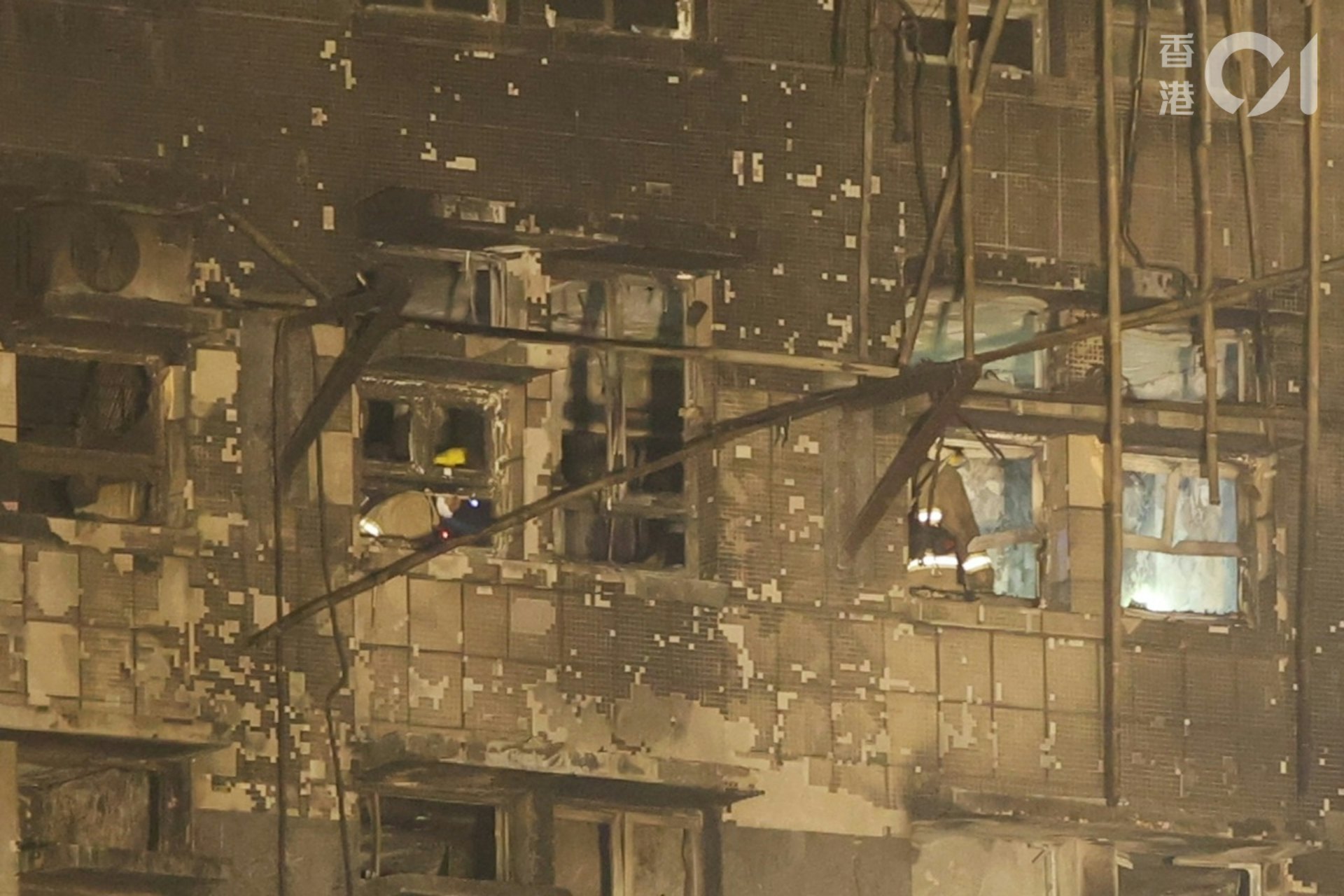 Cận cảnh căn hộ cháy ở Hong Kong: Cuộc sống tan nát sau hỏa hoạn - Ảnh 3.