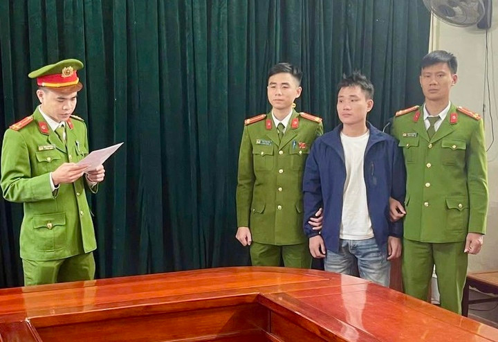 Bị nhắc nhở vì không đội mũ bảo hiểm, gã trai đánh tổ trưởng an ninh- Ảnh 1.