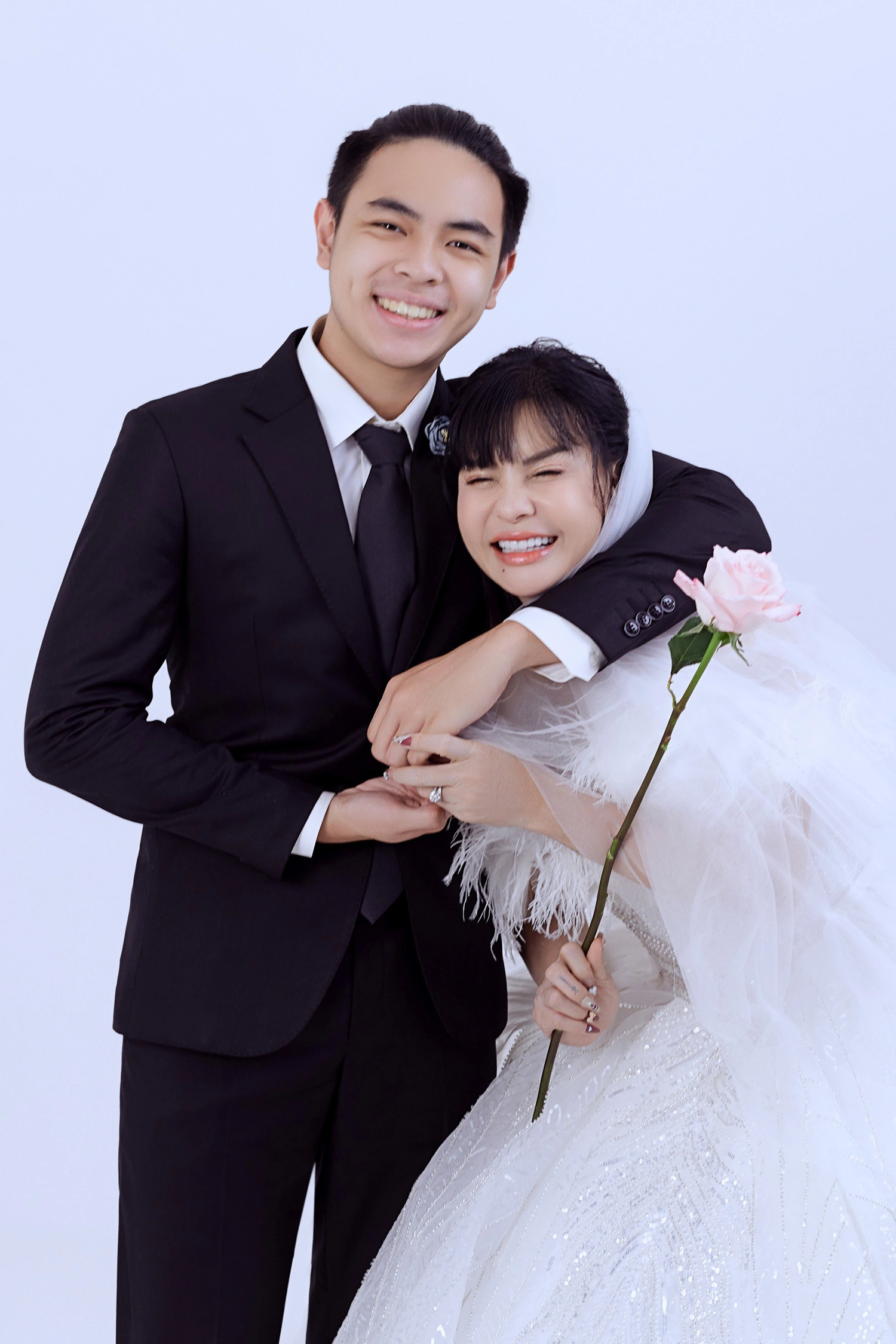 Nữ nghệ sĩ muốn 70 tuổi công khai bạn trai: Cưới 7 ngày thì ly hôn, từng yêu trai trẻ kém gần 20 tuổi - Ảnh 2.