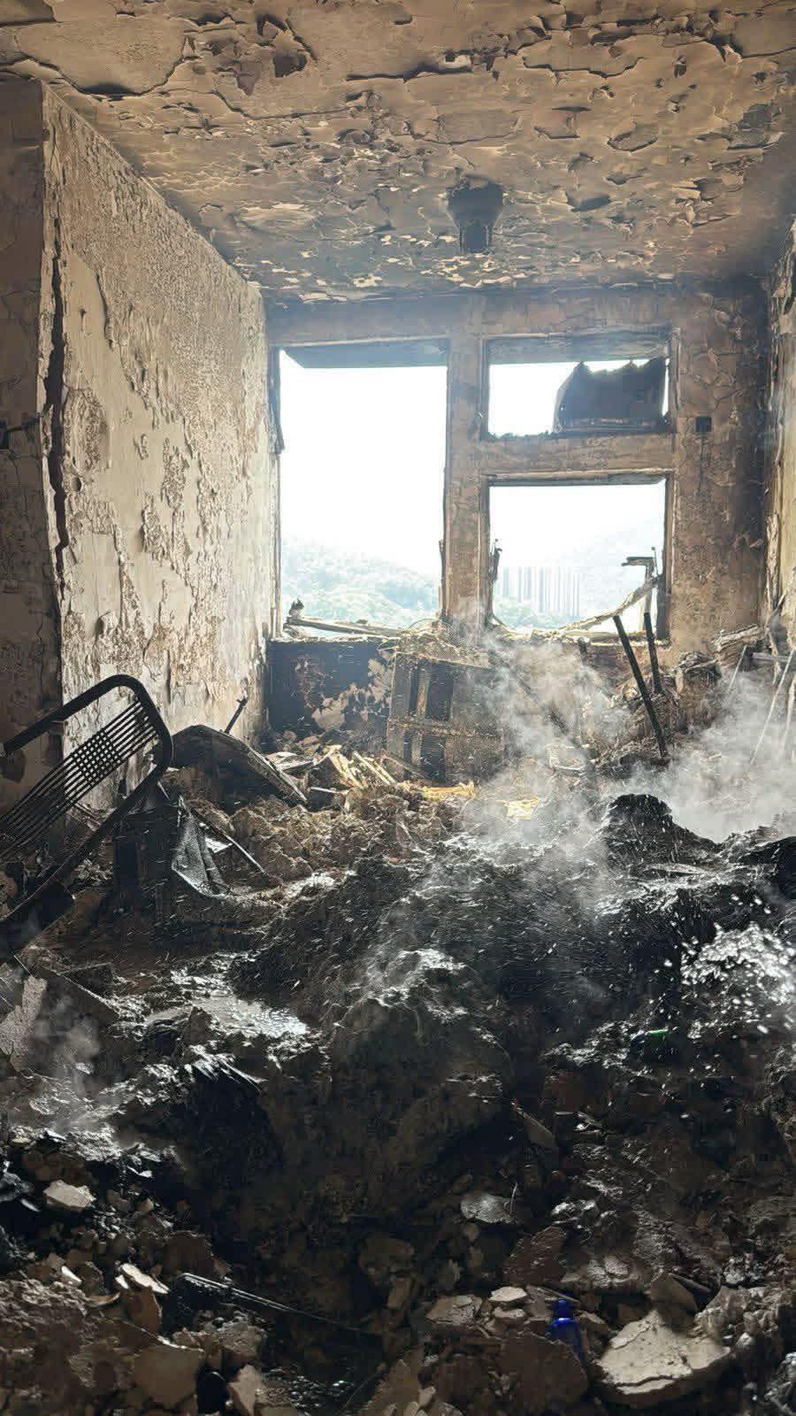 Cận cảnh căn hộ cháy ở Hong Kong: Cuộc sống tan nát sau hỏa hoạn - Ảnh 1.