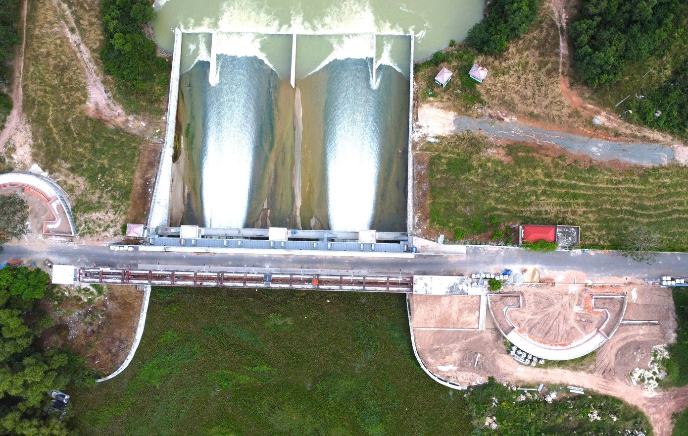 To&agrave;n cảnh hồ nước nh&acirc;n tạo lớn nhất Đ&ocirc;ng Nam &Aacute; khiến người d&acirc;n thấp thỏm khi xả lũ - Ảnh 1.