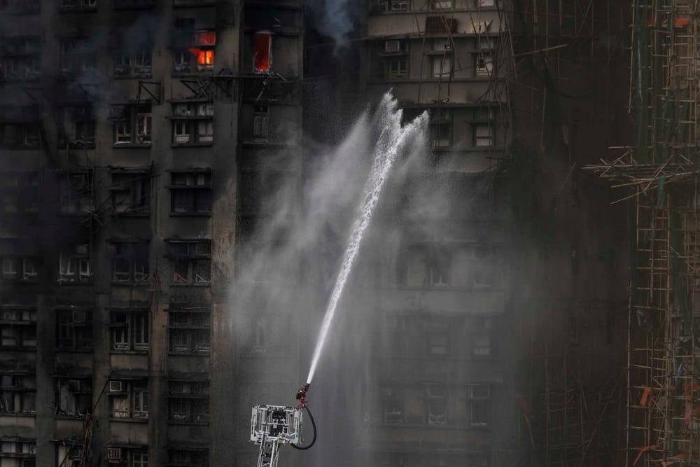 Cháy chung cư Hồng Kông: Tại sao lửa lan nhanh đến rợn người? - Ảnh 1. Cháy chung cư Hồng Kông: Tại sao lửa lan nhanh đến rợn người? - Ảnh 1.