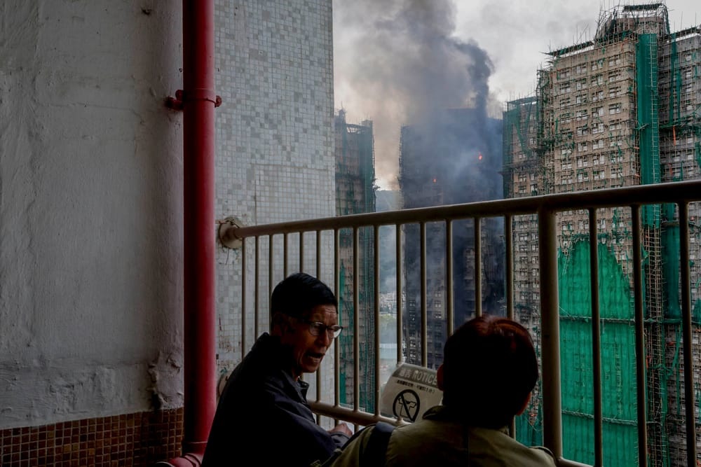 Cháy chung cư Hồng Kông: Tại sao lửa lan nhanh đến rợn người? - Ảnh 2. Cháy chung cư Hồng Kông: Tại sao lửa lan nhanh đến rợn người? - Ảnh 2.