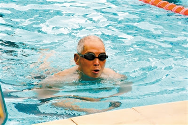 Người đ&agrave;n &ocirc;ng 55 tuổi gan nhiễm mỡ đi bơi 30 ph&uacute;t mỗi ng&agrave;y, sau 6 th&aacute;ng kết quả khiến b&aacute;c sĩ bất ngờ- Ảnh 1.