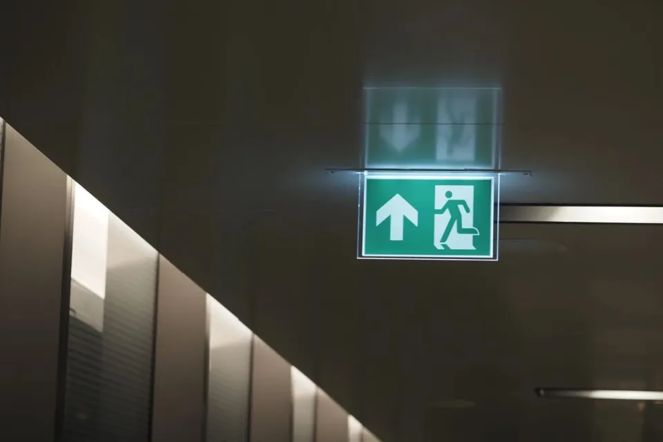 Từ Thảm Họa Cháy 8 Tòa Chung Cư Ở Hong Kong (Trung Quốc): Nhiều Người Mắc “Sai Lầm Chết Người” Này Khi Thoát Hiểm- Ảnh 2.