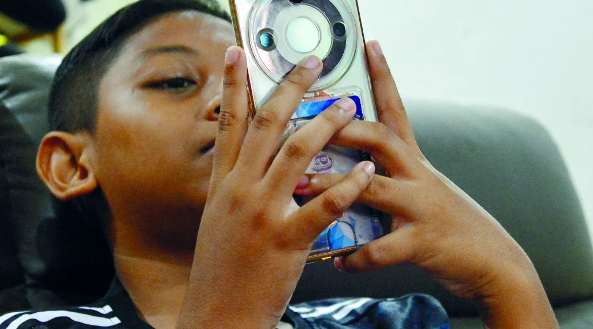 Người dân Malaysia phản ứng về kế hoạch cấm người dưới 16 tuổi sử dụng mạng xã hội - Ảnh 1.