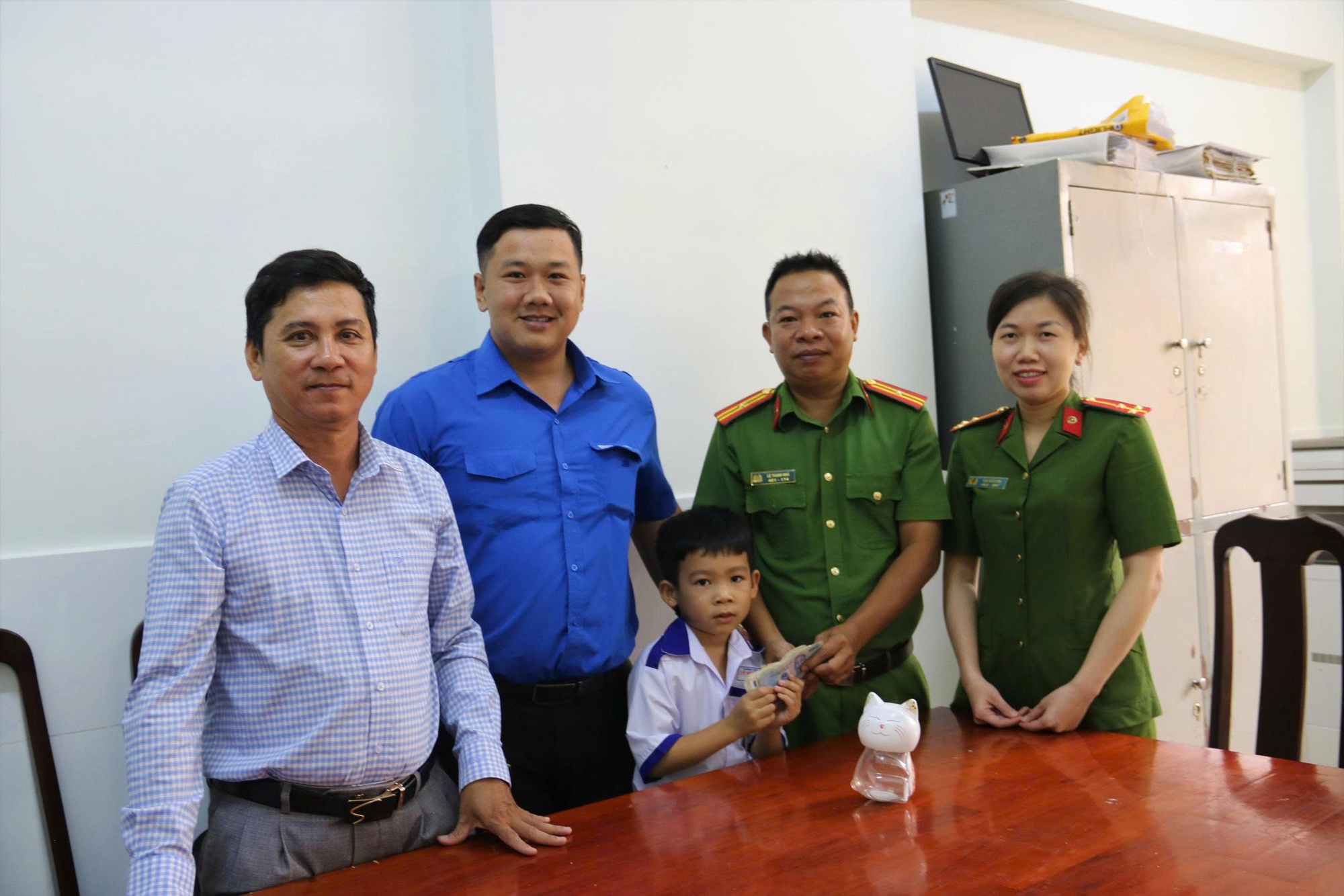 Học sinh lớp 1 ủng hộ đồng bào miền Trung bằng tiền tiết kiệm từ mèo nhựa - Ảnh 1. Học sinh lớp 1 ủng hộ đồng bào miền Trung bằng tiền tiết kiệm từ mèo nhựa - Ảnh 1.