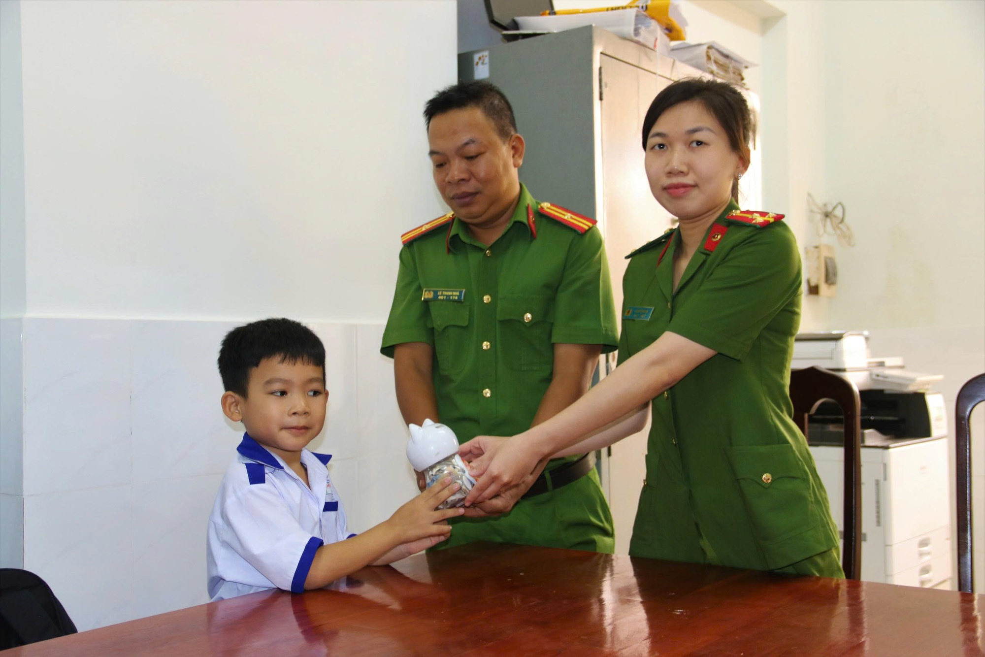 Học sinh lớp 1 ủng hộ đồng bào miền Trung bằng tiền tiết kiệm từ mèo nhựa - Ảnh 2. Học sinh lớp 1 ủng hộ đồng bào miền Trung bằng tiền tiết kiệm từ mèo nhựa - Ảnh 2.