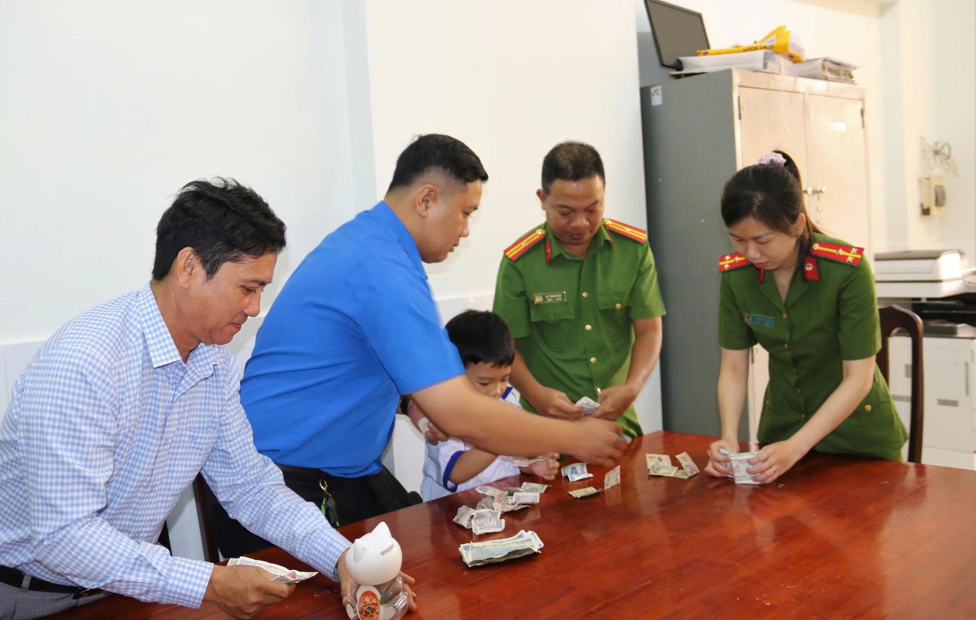 Học sinh lớp 1 ủng hộ đồng bào miền Trung bằng tiền tiết kiệm từ mèo nhựa - Ảnh 3. Học sinh lớp 1 ủng hộ đồng bào miền Trung bằng tiền tiết kiệm từ mèo nhựa - Ảnh 3.