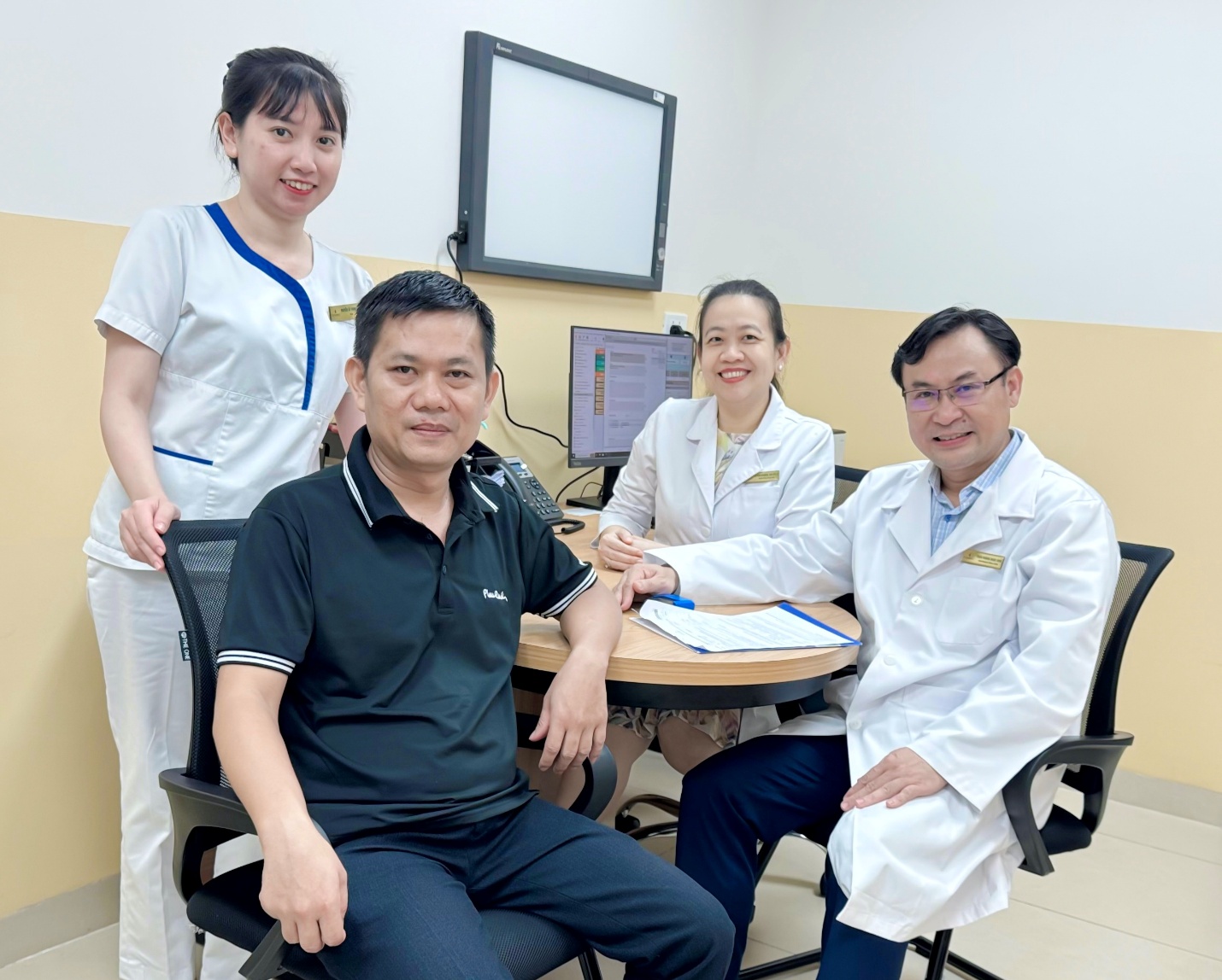 Kỹ thuật đặc biệt giúp người đàn ông tìm lại nụ cười sau hơn một năm bị co giật nửa mặt - Ảnh 1.