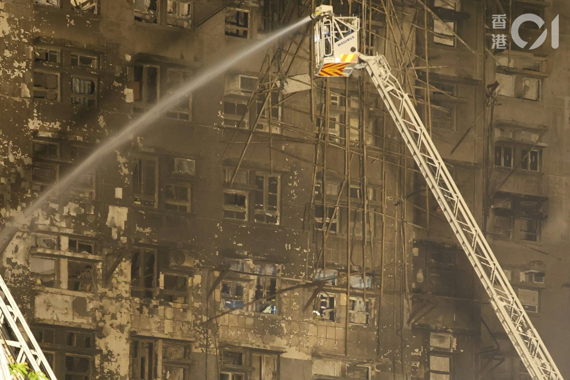 Cận cảnh căn hộ cháy ở Hong Kong: Cuộc sống tan nát sau hỏa hoạn - Ảnh 4.