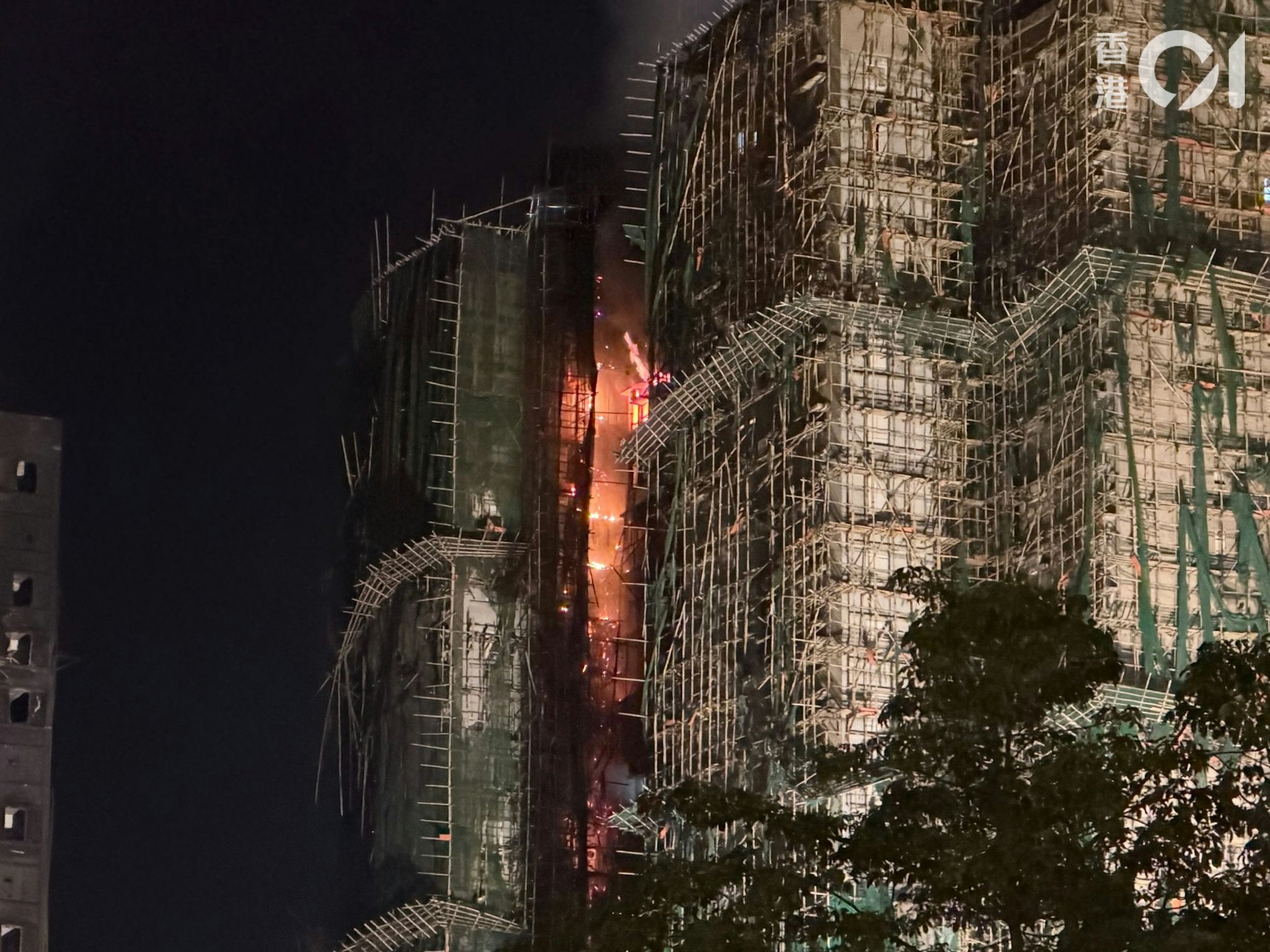 Cận cảnh căn hộ cháy ở Hong Kong: Cuộc sống tan nát sau hỏa hoạn - Ảnh 2.