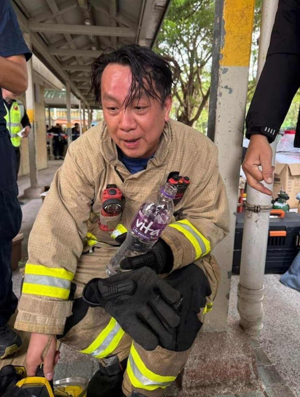 Câu chuyện cảm động về lính cứu hỏa giải cứu thú cưng trong vụ cháy chung cư Hong Kong - Ảnh 1.