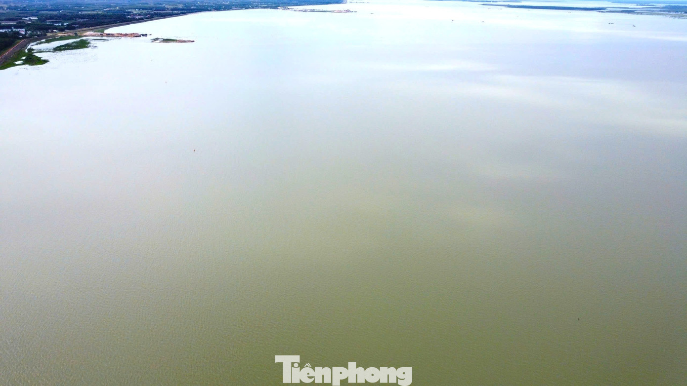 To&agrave;n cảnh hồ nước nh&acirc;n tạo lớn nhất Đ&ocirc;ng Nam &Aacute; khiến người d&acirc;n thấp thỏm khi xả lũ - Ảnh 4.