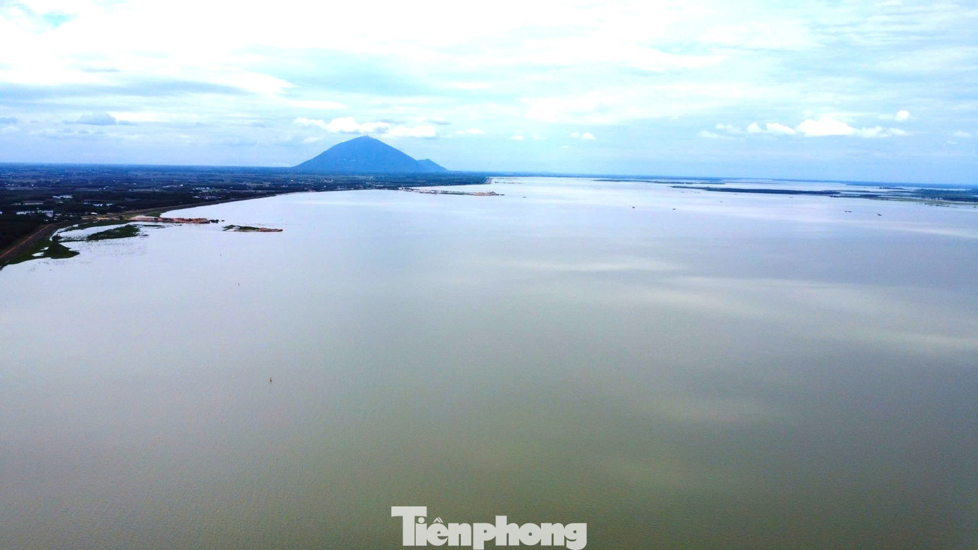 To&agrave;n cảnh hồ nước nh&acirc;n tạo lớn nhất Đ&ocirc;ng Nam &Aacute; khiến người d&acirc;n thấp thỏm khi xả lũ - Ảnh 3.