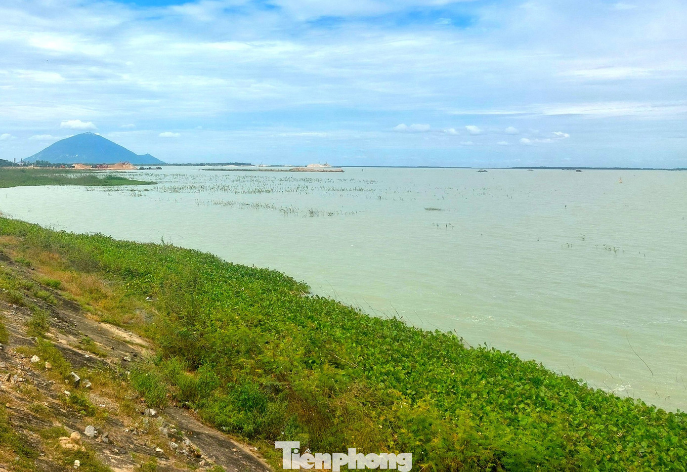 To&agrave;n cảnh hồ nước nh&acirc;n tạo lớn nhất Đ&ocirc;ng Nam &Aacute; khiến người d&acirc;n thấp thỏm khi xả lũ - Ảnh 14.