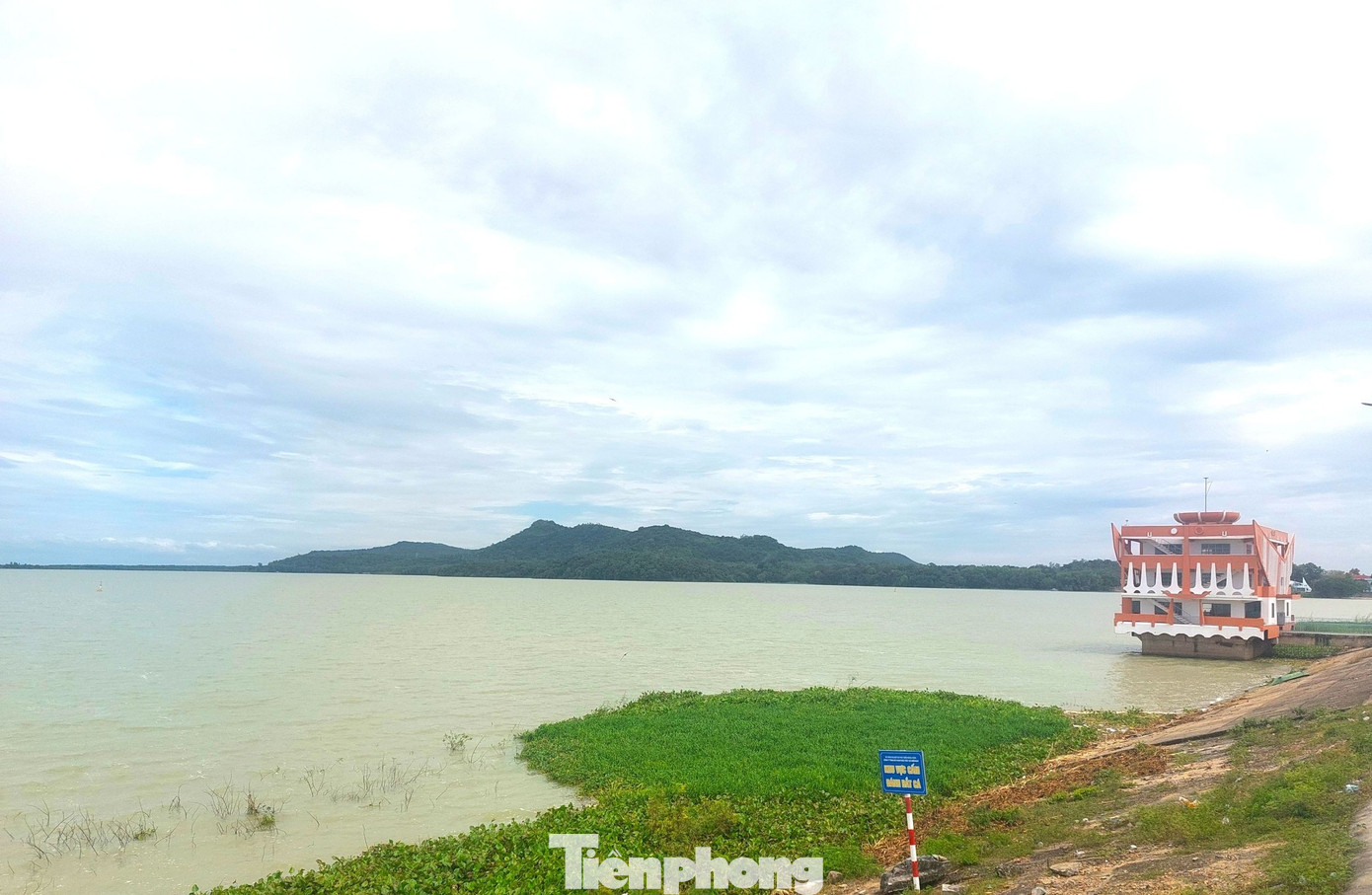 To&agrave;n cảnh hồ nước nh&acirc;n tạo lớn nhất Đ&ocirc;ng Nam &Aacute; khiến người d&acirc;n thấp thỏm khi xả lũ - Ảnh 10.