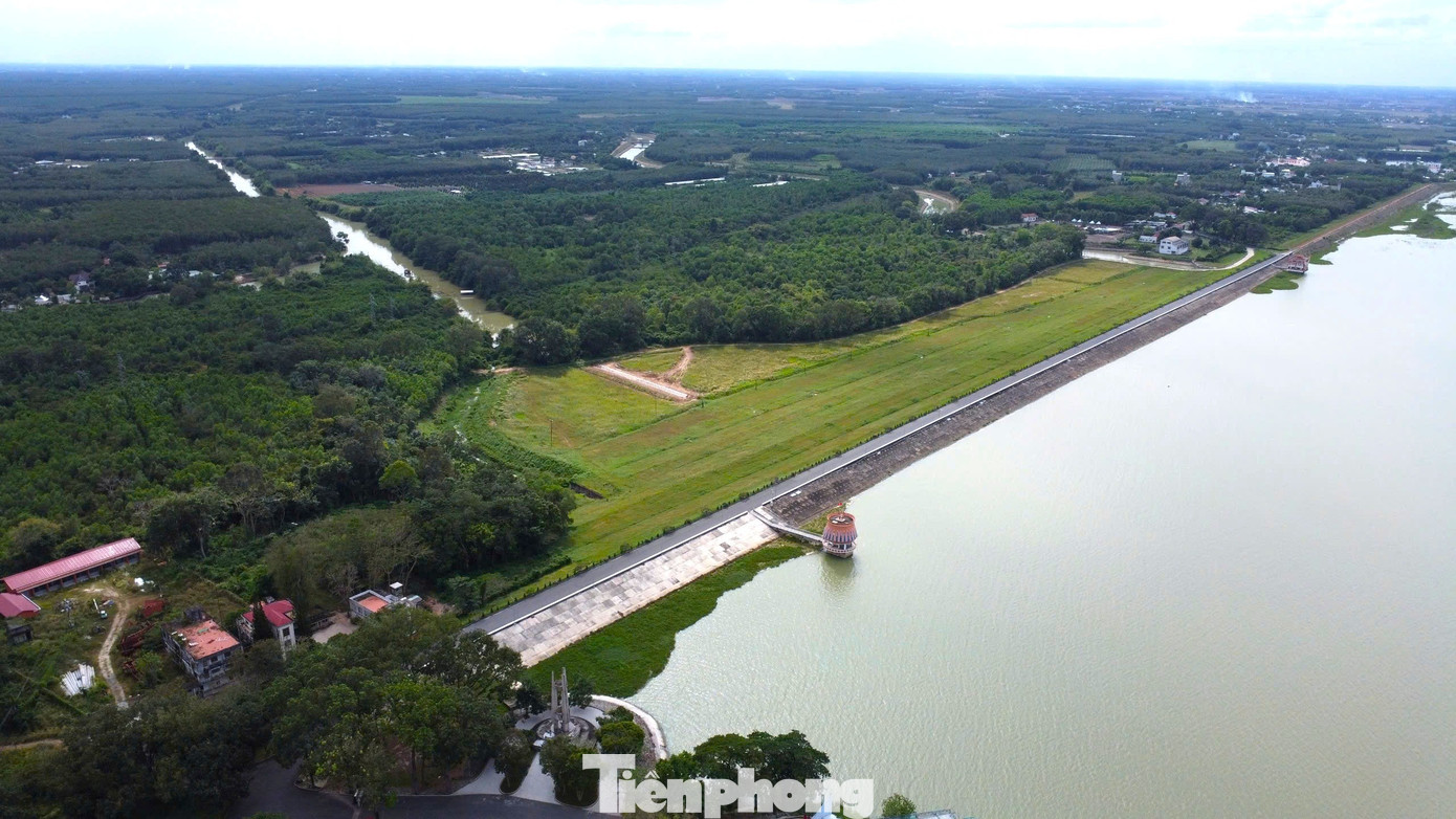 To&agrave;n cảnh hồ nước nh&acirc;n tạo lớn nhất Đ&ocirc;ng Nam &Aacute; khiến người d&acirc;n thấp thỏm khi xả lũ - Ảnh 2.