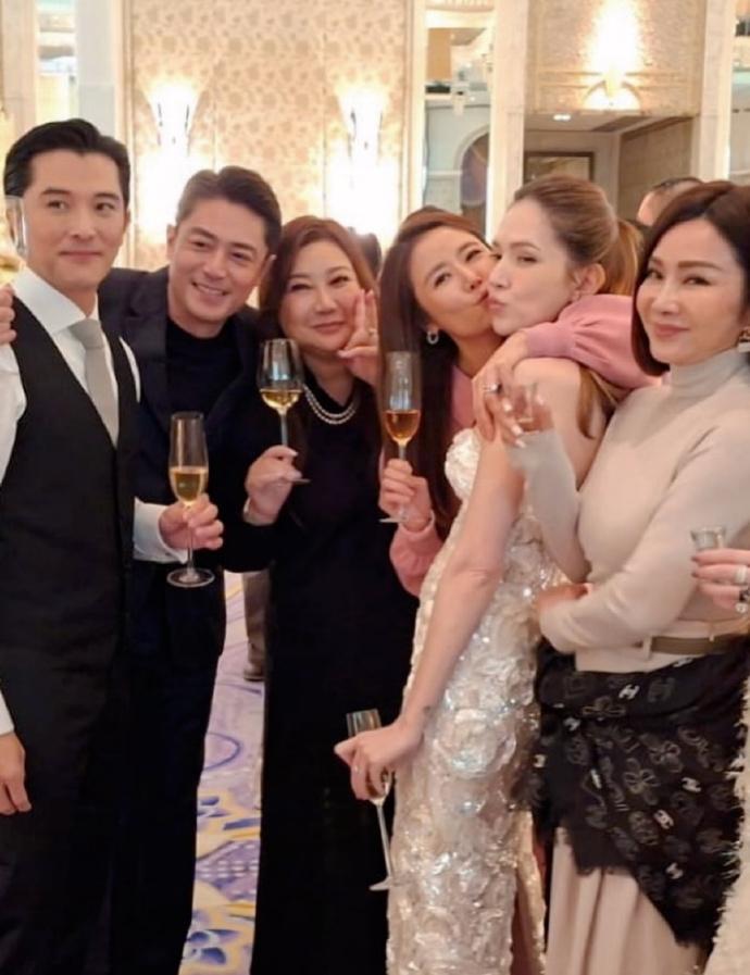 Đ&aacute;m cưới như lễ trao giải của "trai hư - g&aacute;i đẹp showbiz": 430 kh&aacute;ch đổ bộ, bất ngờ khoe qu&yacute; tử 3 th&aacute;ng tuổi - Ảnh 8.