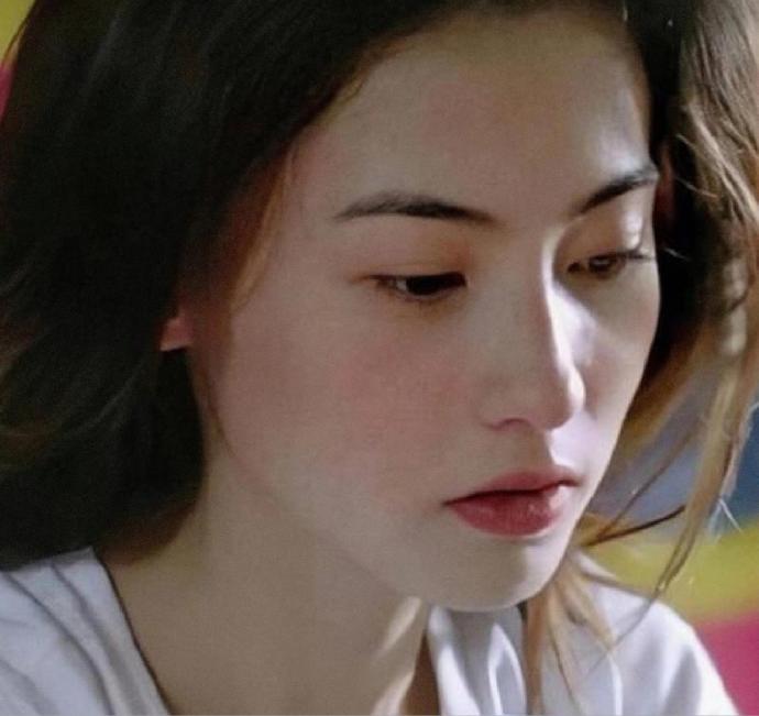 Trương Bá Chi đang làm gì với gương mặt của mình vậy? - Ảnh 9.