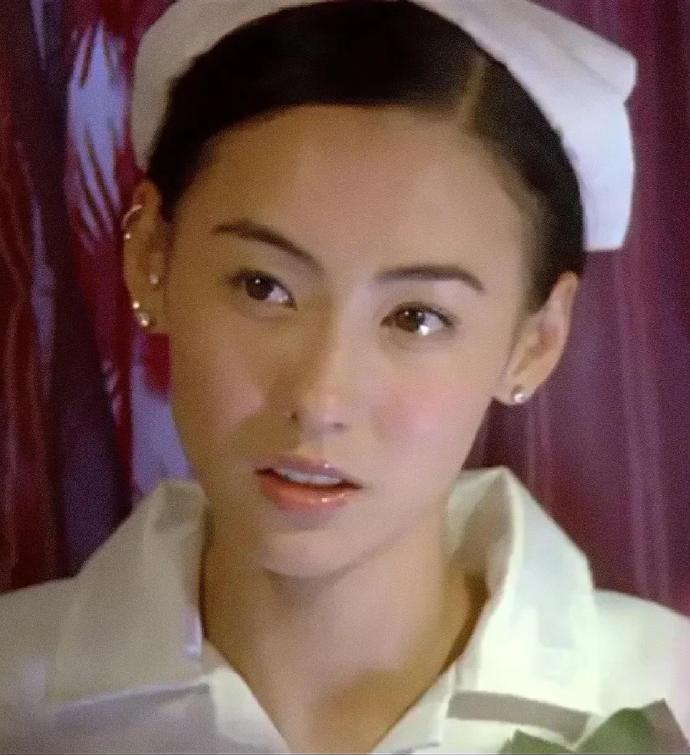 Trương Bá Chi đang làm gì với gương mặt của mình vậy? - Ảnh 10.