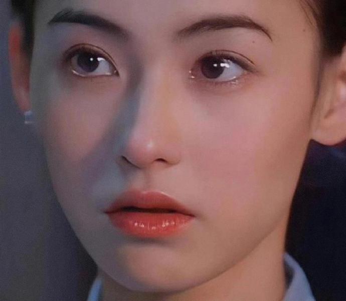 Trương Bá Chi đang làm gì với gương mặt của mình vậy? - Ảnh 7.