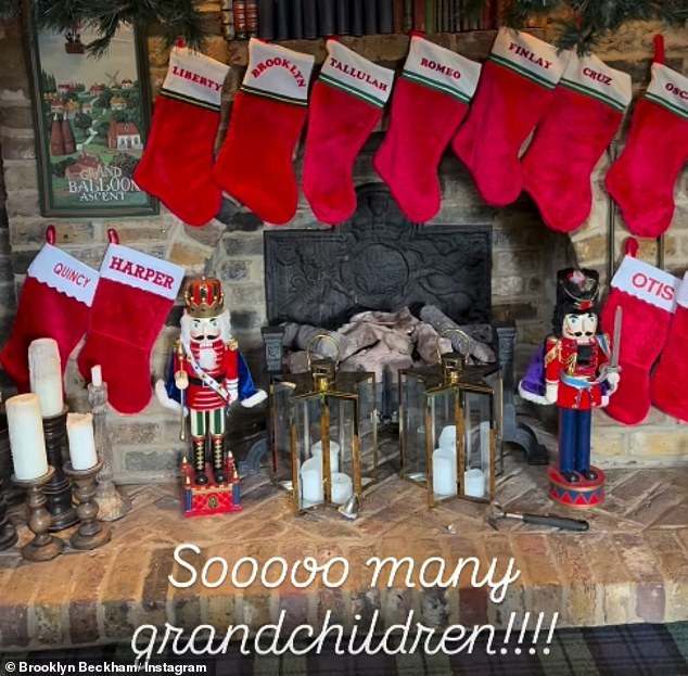 Mẹ của Victoria Beckham cầu xin cháu trai Brooklyn về nhà đón Giáng sinh sau 1 năm xa cách gia đình- Ảnh 3. Mẹ của Victoria Beckham cầu xin cháu trai Brooklyn về nhà đón Giáng sinh sau 1 năm xa cách gia đình- Ảnh 3.