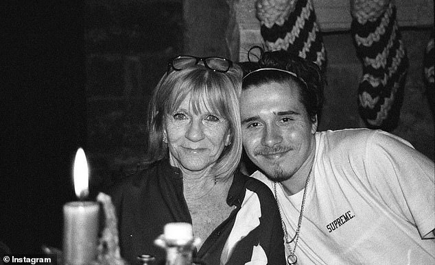 Mẹ của Victoria Beckham cầu xin cháu trai Brooklyn về nhà đón Giáng sinh sau 1 năm xa cách gia đình- Ảnh 1. Mẹ của Victoria Beckham cầu xin cháu trai Brooklyn về nhà đón Giáng sinh sau 1 năm xa cách gia đình- Ảnh 1.