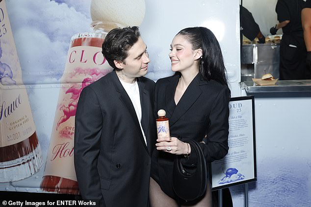 Mẹ của Victoria Beckham cầu xin cháu trai Brooklyn về nhà đón Giáng sinh sau 1 năm xa cách gia đình- Ảnh 5. Mẹ của Victoria Beckham cầu xin cháu trai Brooklyn về nhà đón Giáng sinh sau 1 năm xa cách gia đình- Ảnh 5.