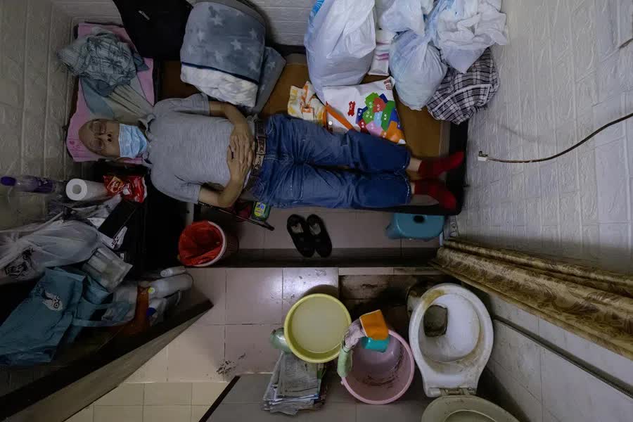 Cuộc sống nghẹt thở của gia đình 4 người trong căn hộ 7,4m2 giữa lòng thành phố xa hoa- Ảnh 3. Cuộc sống nghẹt thở của gia đình 4 người trong căn hộ 7,4m2 giữa lòng thành phố xa hoa- Ảnh 3.
