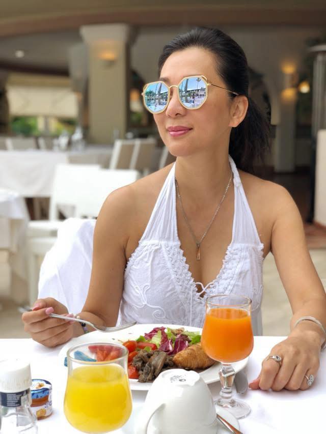 Nữ nghệ sĩ nổi đình đám vừa cầu hôn lại chồng cũ: 60 tuổi trẻ đẹp như 40, body nóng bỏng đến khó tin - Ảnh 3.