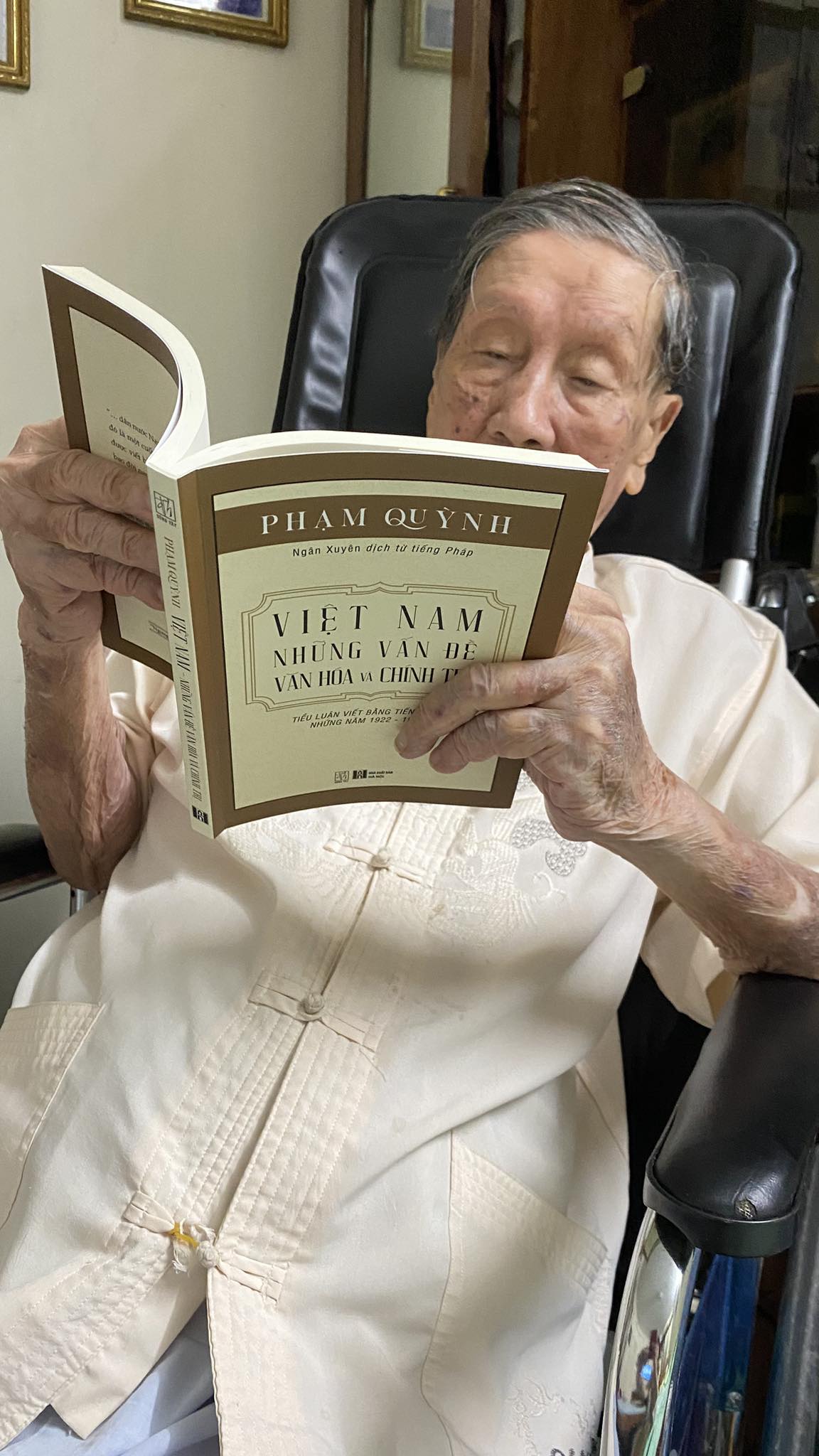 Cuộc sống lạc quan trong căn nhà nhỏ, sạch sẽ ở Hà Nội của nam nghệ sĩ sắp 100 tuổi - Ảnh 2. Cuộc sống lạc quan trong căn nhà nhỏ, sạch sẽ ở Hà Nội của nam nghệ sĩ sắp 100 tuổi - Ảnh 2.