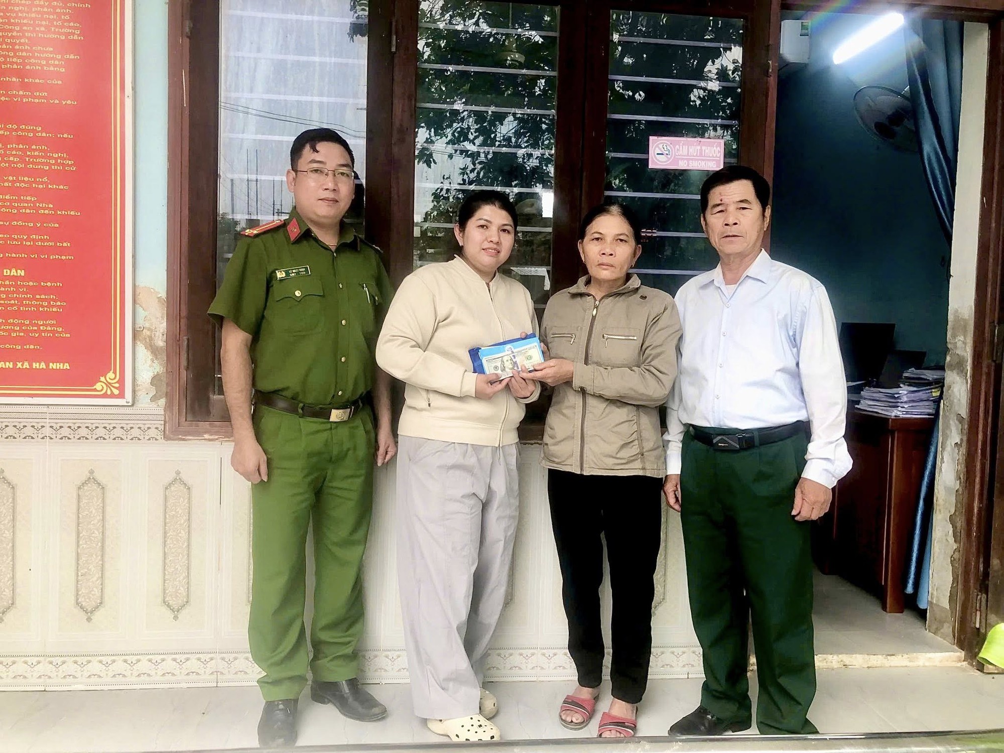 Phát hiện gần 2.000 USD trong túi đồ gửi tặng đồng bào vùng lũ - Ảnh 1. Phát hiện gần 2.000 USD trong túi đồ gửi tặng đồng bào vùng lũ - Ảnh 1.