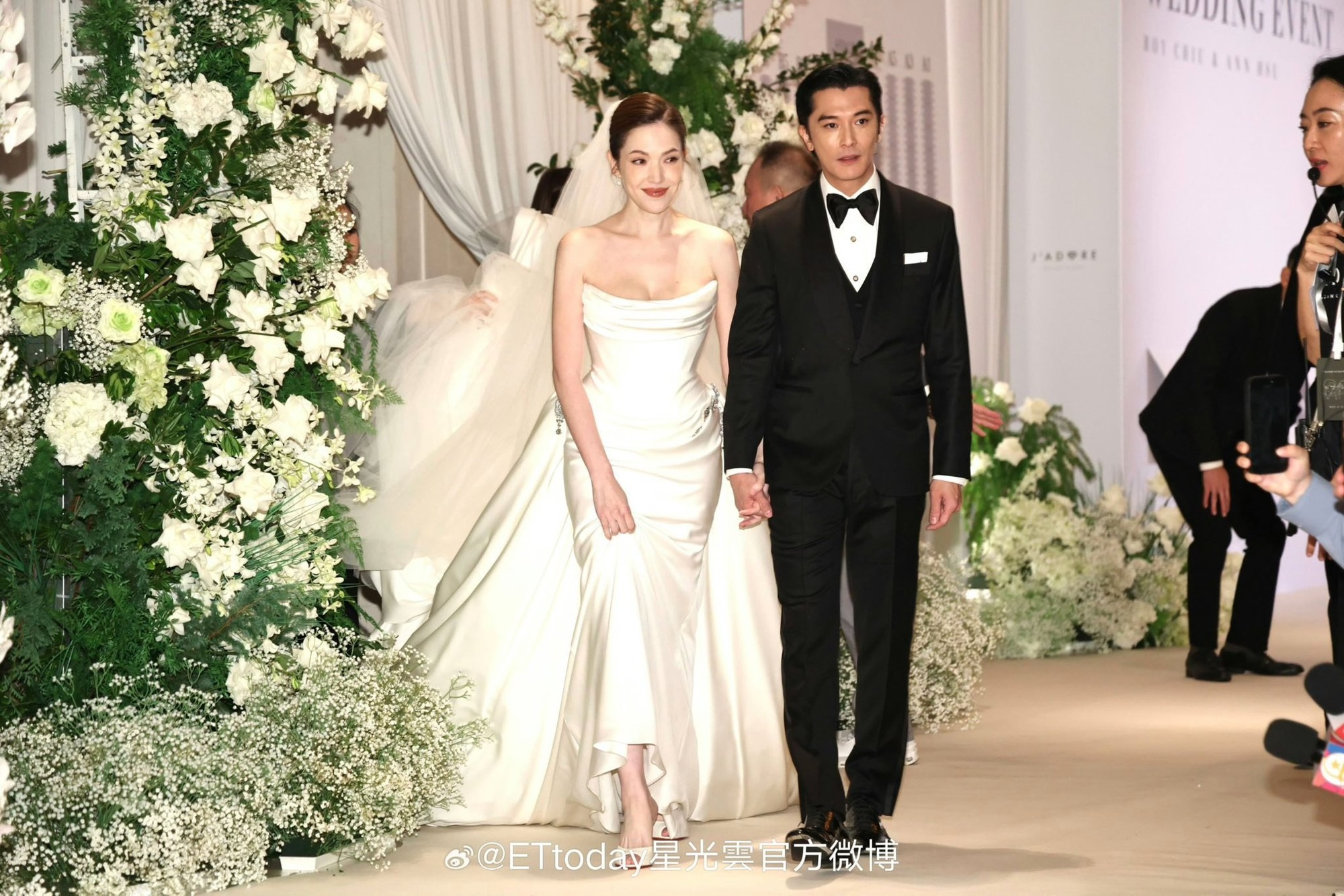 Đ&aacute;m cưới như lễ trao giải của "trai hư - g&aacute;i đẹp showbiz": 430 kh&aacute;ch đổ bộ, bất ngờ khoe qu&yacute; tử 3 th&aacute;ng tuổi - Ảnh 1.