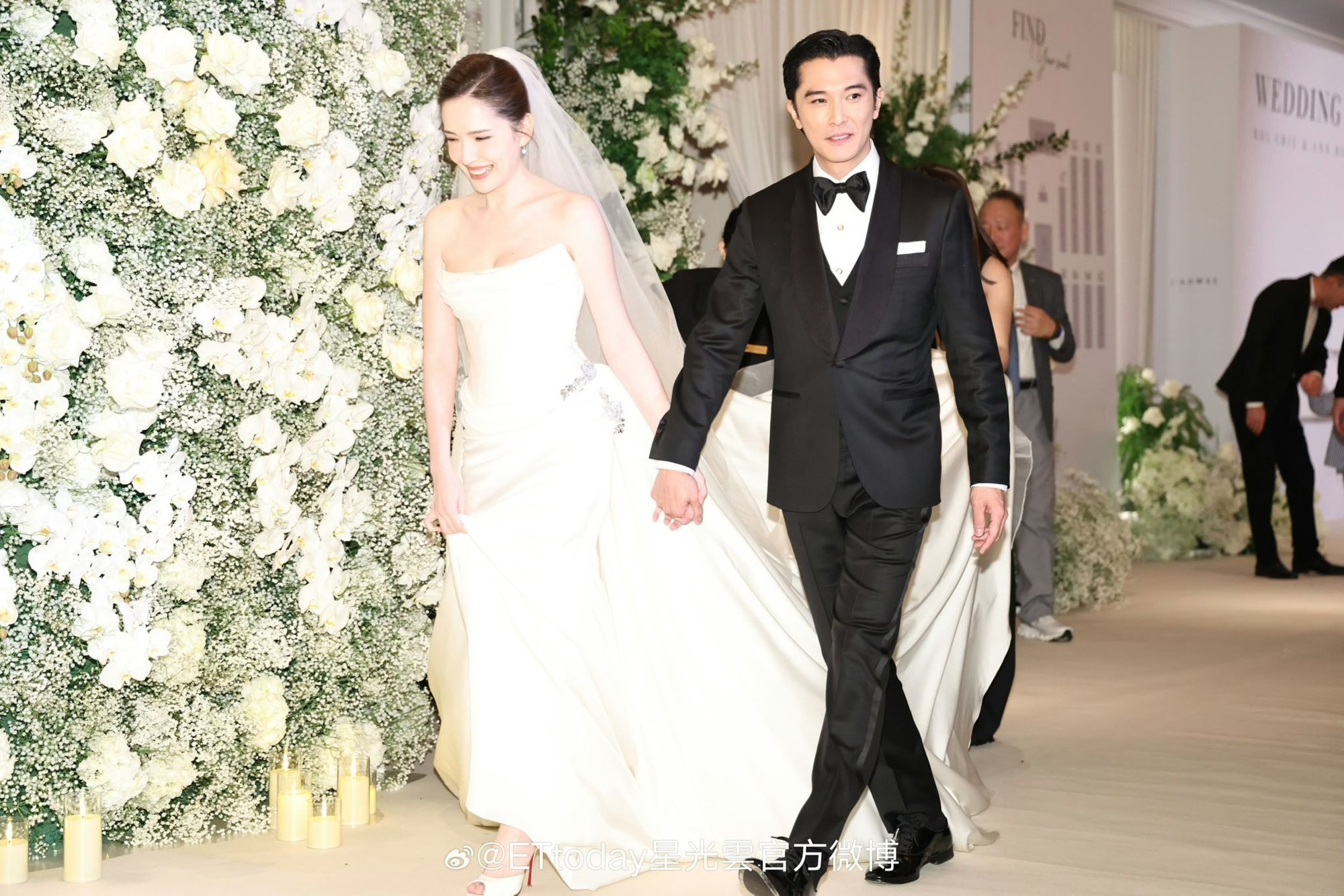 Đ&aacute;m cưới như lễ trao giải của "trai hư - g&aacute;i đẹp showbiz": 430 kh&aacute;ch đổ bộ, bất ngờ khoe qu&yacute; tử 3 th&aacute;ng tuổi - Ảnh 2.