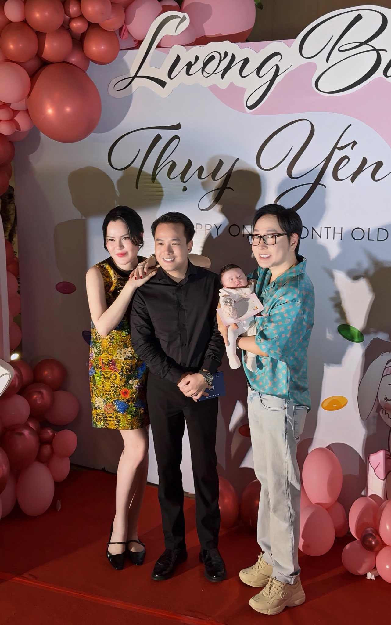 NSƯT Vũ Luân làm cha lần đầu ở tuổi 53, nhắn nhủ con gái vừa tròn đầy tháng 1 điều xúc động - Ảnh 1.