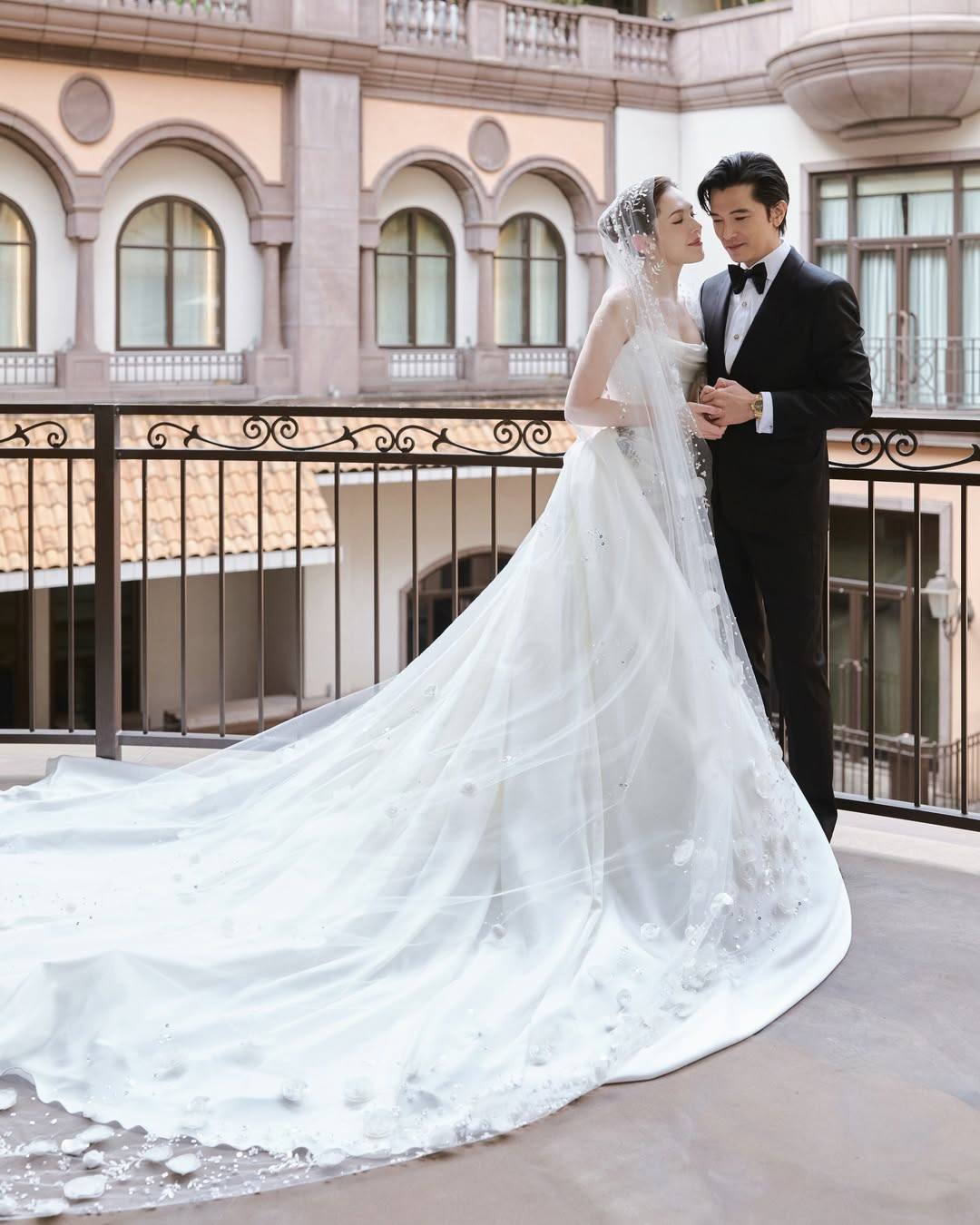 Đ&aacute;m cưới như lễ trao giải của "trai hư - g&aacute;i đẹp showbiz": 430 kh&aacute;ch đổ bộ, bất ngờ khoe qu&yacute; tử 3 th&aacute;ng tuổi - Ảnh 10.