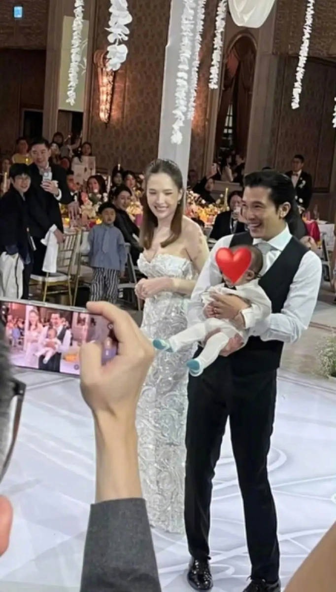 Đ&aacute;m cưới như lễ trao giải của "trai hư - g&aacute;i đẹp showbiz": 430 kh&aacute;ch đổ bộ, bất ngờ khoe qu&yacute; tử 3 th&aacute;ng tuổi - Ảnh 7.