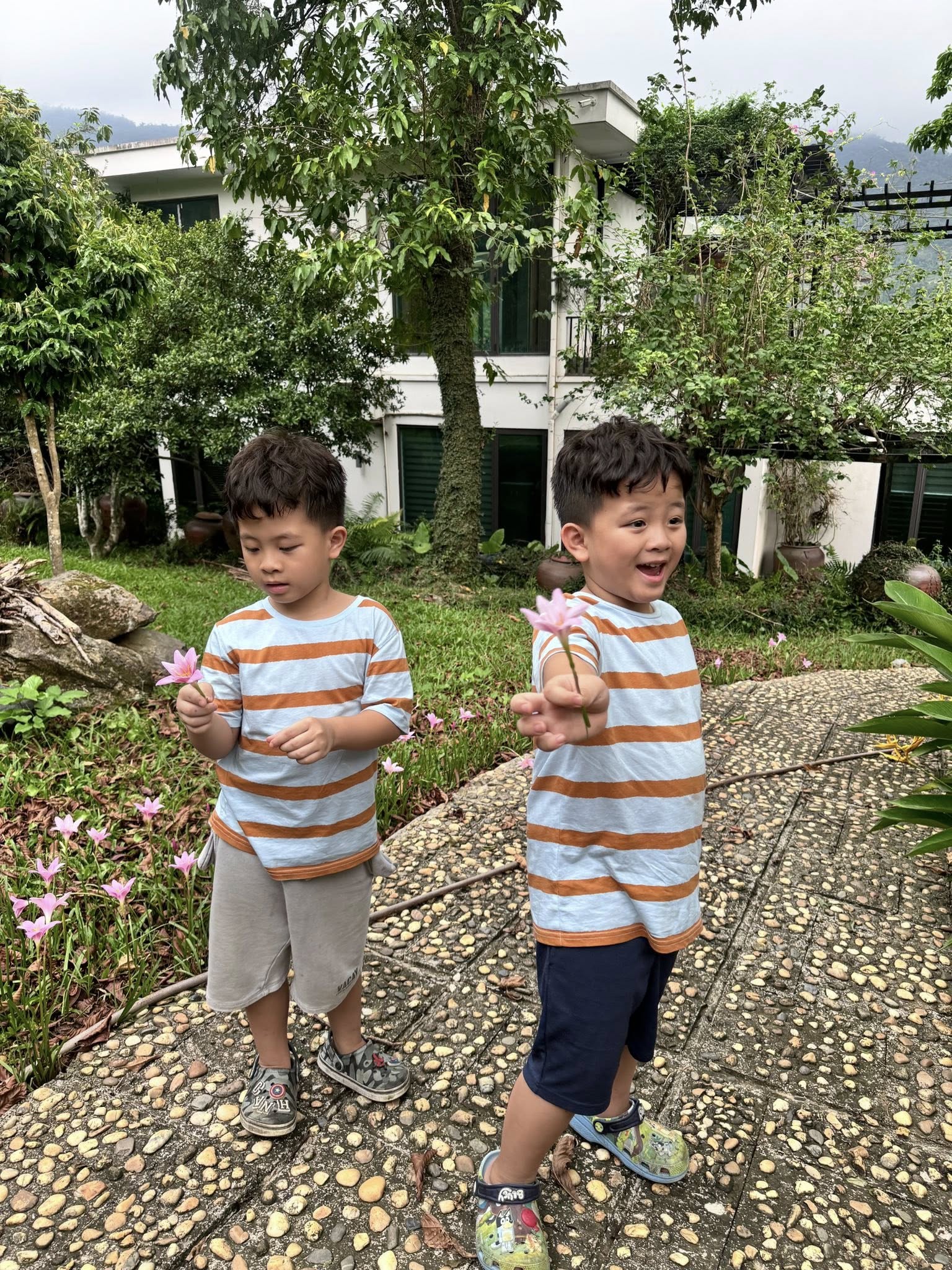 Vừa là "bà ngoại hot nhất MXH”, vừa là "hotmom" tuổi ngoài 50, cô Văn Thùy Dương hé lộ câu chuyện thú vị của cặp song sinh Cơm - Canh- Ảnh 5.