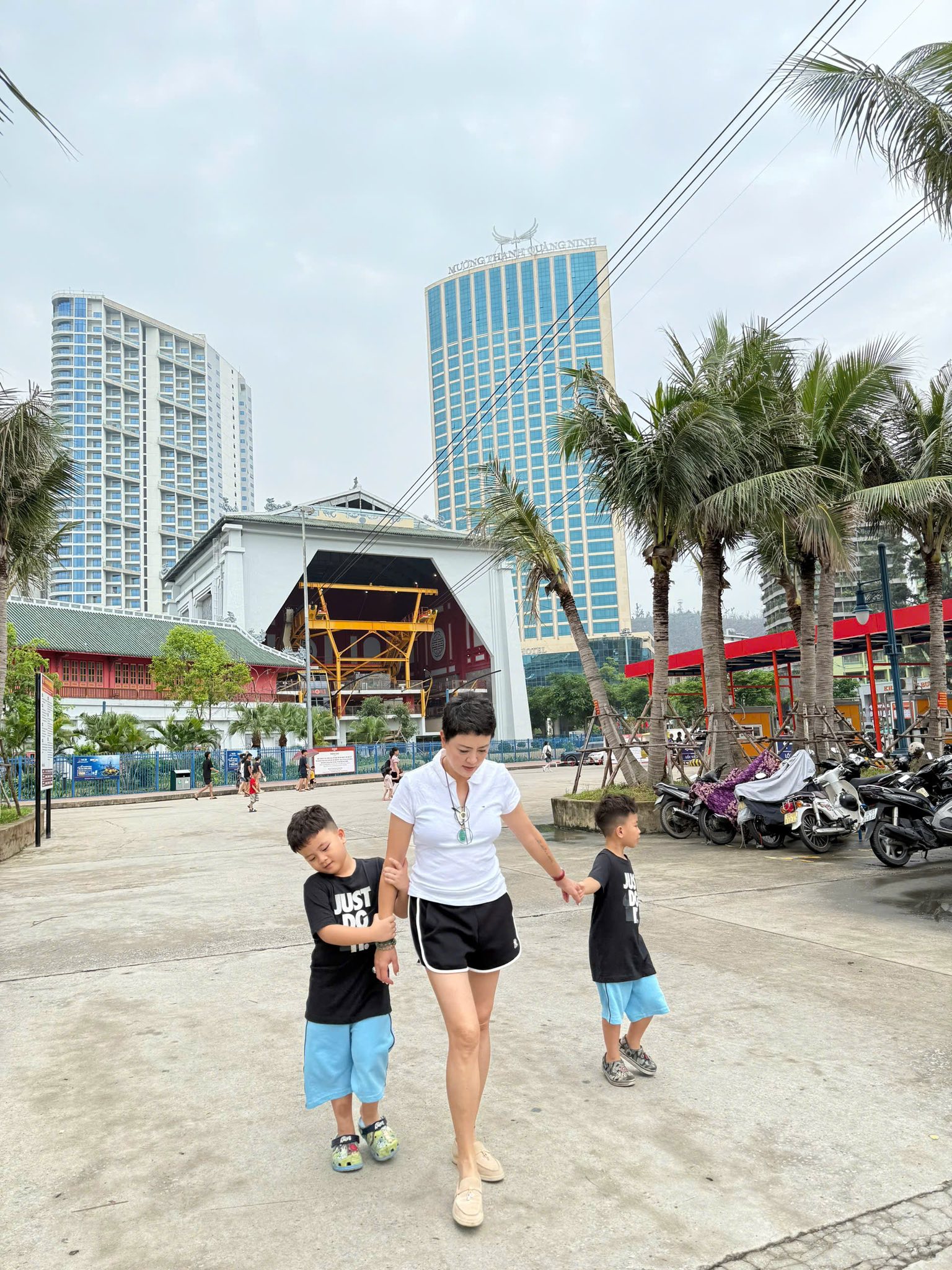 Vừa là "bà ngoại hot nhất MXH”, vừa là "hotmom" tuổi ngoài 50, cô Văn Thùy Dương hé lộ câu chuyện thú vị của cặp song sinh Cơm - Canh- Ảnh 8.