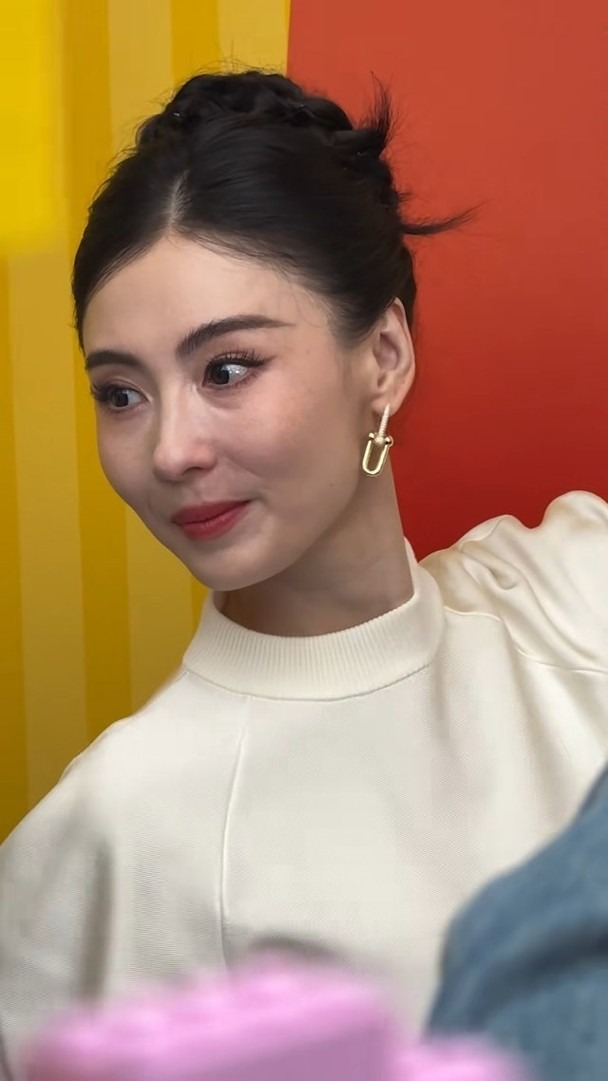 Trương Bá Chi đang làm gì với gương mặt của mình vậy?- Ảnh 1.