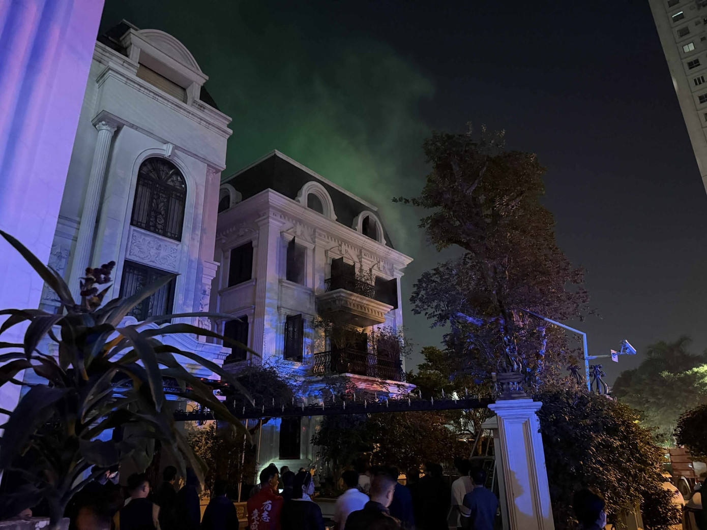 Hỏa hoạn nghiêm trọng tại biệt thự Hà Đông khiến nhiều người hoảng sợ - Ảnh 1.